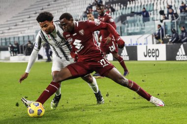 TURIN, İtalya - 05 Aralık 2020 İtalyan Serie A Futbol Şampiyonası. Juventus Torino 'ya karşı 2-1. Wilfried Singo, Torino ve Weston Mckennie, Juventus, top için yarışın..