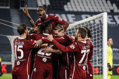 TURIN, İtalya - 05 Aralık 2020 İtalyan Serie A Futbol Şampiyonası. Juventus Torino 'ya karşı 2-1. Nicolas Nkoulou, Torino, takım arkadaşlarıyla golü kutluyorlar.