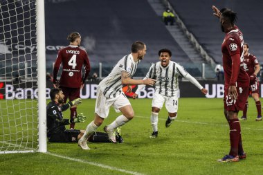 TURIN, İtalya - 05 Aralık 2020 İtalyan Serie A Futbol Şampiyonası. Juventus Torino 'ya karşı 2-1. Leonardo Bonucci, Juventus, takım arkadaşlarıyla golü kutluyor