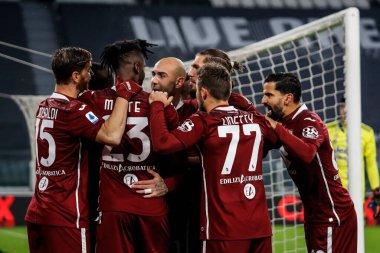 TURIN, İtalya - 05 Aralık 2020 İtalyan Serie A Futbol Şampiyonası. Juventus Torino 'ya karşı 2-1. Nicolas Nkoulou, Torino, takım arkadaşlarıyla golü kutluyorlar.