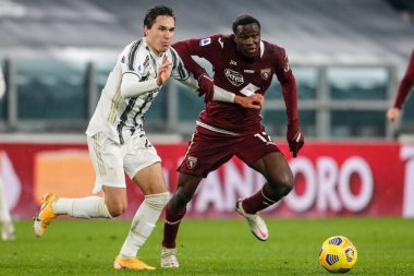 TURIN, İtalya - 05 Aralık 2020 İtalyan Serie A Futbol Şampiyonası. Juventus Torino 'ya karşı 2-1. Federico Chiesa, Juventus ve Wilfried Singo, Torino, top için yarışın.