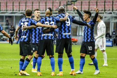 MILAN, İtalya - Kasım 222ND, 2020: İtalyan Serie A Futbol Şampiyonası. Inter vs Torino 4-2. Romelu Lukaku, Inter, takım arkadaşlarıyla golü kutluyor..