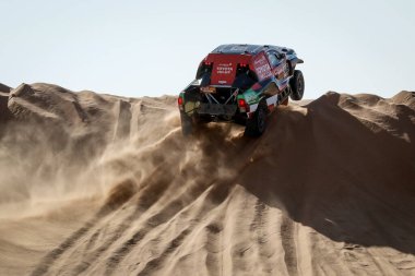 SAUDI ARABIA - 5-17 HAZİRAN, 2020: 42 Dakar Rallisi Jeddah 'dan Riyad' a. Yezit El Rajhi, Suudi Arabistan, Toyota.