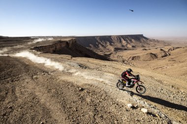 SAUDI ARABIA - 5-17 HAZİRAN, 2020: 42 Dakar Rallisi Jeddah 'dan Riyad' a. Gündüz vakti çölde motosiklet süren bir adam.