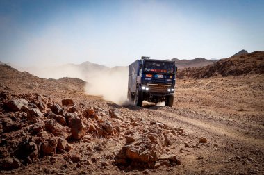 SAUDI ARABIA - 5-17 HAZİRAN, 2020: 42 Dakar Rallisi Jeddah 'dan Riyad' a. Kamyon gündüz vakti çölde hareket ediyor.