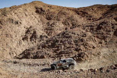 SAUDI ARABIA - 5-17 HAZİRAN, 2020: 42 Dakar Rallisi Jeddah 'dan Riyad' a. Gündüz vakti araba çölde hareket ediyor.