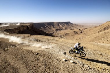 SAUDI ARABIA - 5-17 HAZİRAN, 2020: 42 Dakar Rallisi Jeddah 'dan Riyad' a. Gündüz vakti çölde motosiklet süren bir adam.