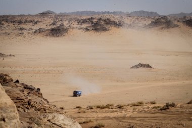 SAUDI ARABIA - 5-17 HAZİRAN, 2020: 42 Dakar Rallisi Jeddah 'dan Riyad' a. Gündüz vakti araba çölde hareket ediyor.