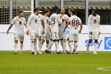MILAN, İtalya - Kasım 222ND, 2020: İtalyan Serie A Futbol Şampiyonası. Torino 'nun Inter-VS Torino 4-2 oyuncuları golü kutluyor.