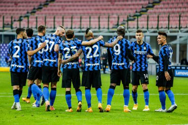 MILAN, İtalya - Kasım 222ND, 2020: İtalyan Serie A Futbol Şampiyonası. Inter vs Torino 4-2. Romelu Lukaku, Inter, takım arkadaşlarıyla golü kutluyor..