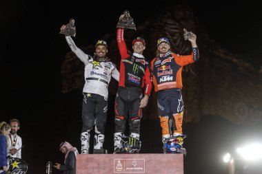 SAUDI ARABIA - 5-17 HAZİRAN, 2020: 42 Dakar Rallisi Jeddah 'dan Riyad' a. Kazanan Ricky Brabec, Honda, ikinci Pablo Quintanilla, Husqvarna ve üçüncü Toby Price ile bisiklet podyumu.