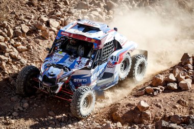 SAUDI ARABIA - 5-17 HAZİRAN, 2020: 42 Dakar Rallisi Jeddah 'dan Riyad' a. Kamyon gündüz vakti çölde hareket ediyor.