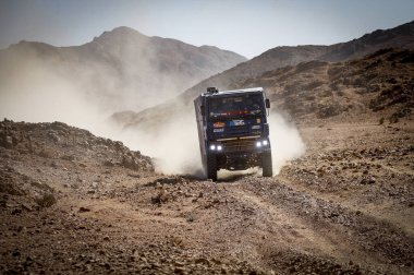 SAUDI ARABIA - 5-17 HAZİRAN, 2020: 42 Dakar Rallisi Jeddah 'dan Riyad' a. Kamyon gündüz vakti çölde hareket ediyor.