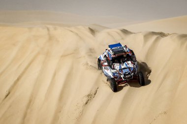 SAUDI ARABIA - 5-17 HAZİRAN, 2020: 42 Dakar Rallisi Jeddah 'dan Riyad' a. Sergey Karyakin, Rusya, Can-Am.