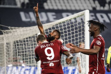 TURIN, İtalya - 05 Aralık 2020 İtalyan Serie A Futbol Şampiyonası. Juventus Torino 'ya karşı 2-1. Nicolas Nkoulou, Torino, takım arkadaşlarıyla golü kutluyorlar.