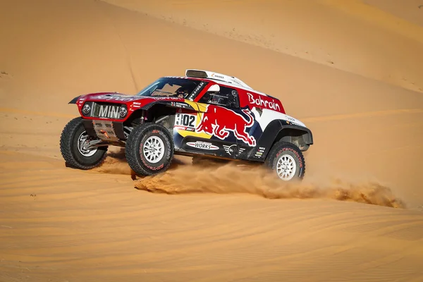 SAUDI ARABIA - 5-17 HAZİRAN, 2020: 42 Dakar Rallisi Jeddah 'dan Riyad' a. Stephane Peterhansel, Fransa, Mini.