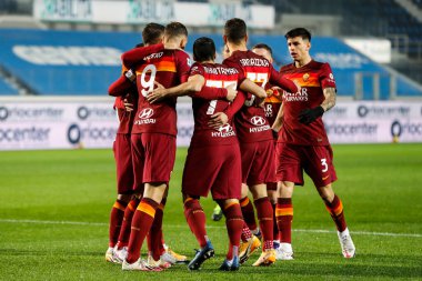 BERGAMO, İtalya - 20 Aralık 2020: İtalyan Serie A Futbol Şampiyonası. Atalanta, Roma 'ya karşı 4-1. Roman oyuncular Edin Dzeko 'nun golünü kutluyorlar.