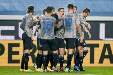 BERGAMO, İtalya - 20 Aralık 2020: İtalyan Serie A Futbol Şampiyonası. Atalanta, Roma 'ya karşı 4-1. Robin Gosens Atalanta 'nın takım arkadaşlarıyla golü kutluyor.