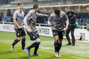 BERGAMO, İtalya - 20 Aralık 2020: İtalyan Serie A Futbol Şampiyonası. Atalanta, Roma 'ya karşı 4-1. Luis Muriel, Atalanta, takım arkadaşlarıyla golü kutluyor.