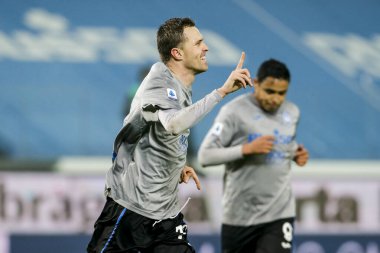 BERGAMO, İtalya - 20 Aralık 2020: İtalyan Serie A Futbol Şampiyonası. Atalanta, Roma 'ya karşı 4-1. Josip Iliciç ve Atalanta, golü kutluyorlar.