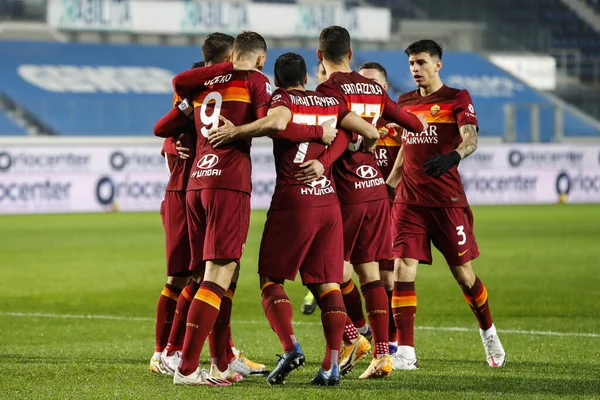 BERGAMO, İtalya - 20 Aralık 2020: İtalyan Serie A Futbol Şampiyonası. Atalanta, Roma 'ya karşı 4-1. Roman oyuncular Edin Dzeko 'nun golünü kutluyorlar.