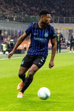 Milan, İtalya. 09 Kasım 2025. San Siro Stadyumu. Enlilive Serie A Futbol Şampiyonası. Inter Milan, Lazio 'ya karşı. Denzel Dumfries, Inter.