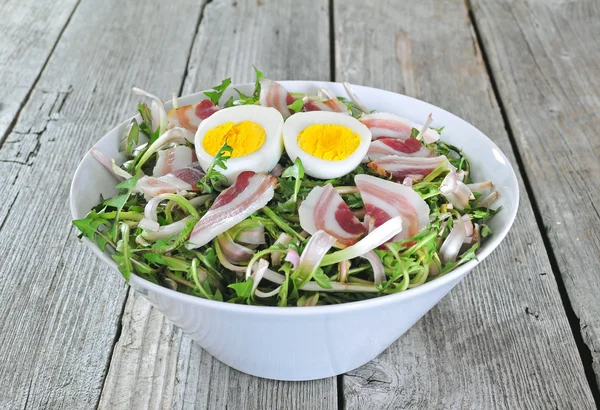 Ensalada de diente de león con huevos y tocino —  Fotos de Stock