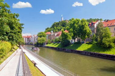 Ljubljanica Nehri'nin ve kale hillto üzerinde yukarıda yetiştirme tekne