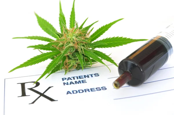 Medical marijuana and hash oil with prescription paper — Stock Photo, Image