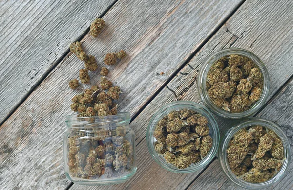 Trockene Und Getrimmte Cannabis Knospen Die Einem Glas Auf Einem — Stockfoto