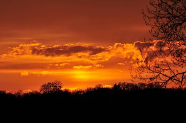 Gün batımında güzel turuncu gökyüzü