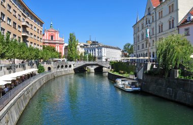 Ljubljanica Nehri'nin ve üçlü köprüler arka planda, Ljubljana, Slovenya