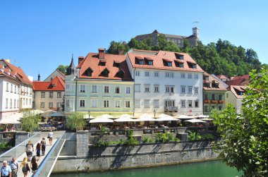 Ljubljana'nın eski şehir merkezi, Ljubljana, Slovenya üzerinde yükselen Kalesi