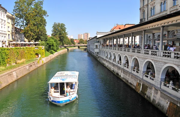 Barco en el río Liubliana, Liubliana, Eslovenia — Foto de Stock