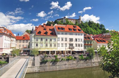 Ljubljana'nın eski şehir merkezi, Ljubljana, Slovenya üzerinde yükselen Kalesi
