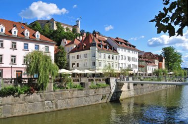 Ljubljana'nın eski şehir merkezi, Ljubljana, Slovenya üzerinde yükselen Kalesi