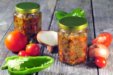 İkramederse soğan, domates ve biber Cam Kavanoz kazanmak için depolanan