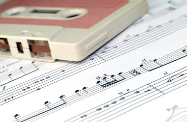 Eski kaset ve müzik notlar