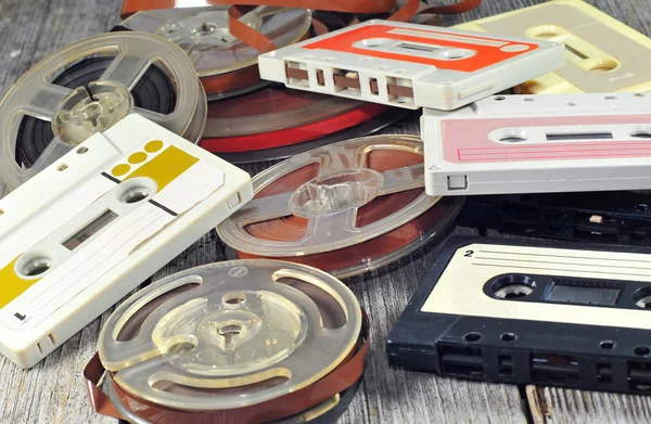 Старые кассеты и кассеты — стоковое фото