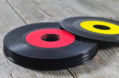 eski vinil kayıtlar yığını