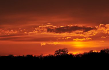 Turuncu renkli gökyüzü günbatımı