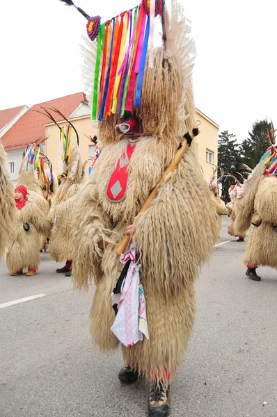 Carnevale tradizionale con figure tradizionali, noto come kurent , — Foto Stock
