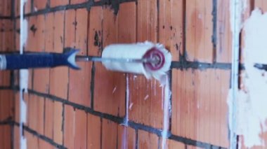 duvar astar silindir ile işçi koyar