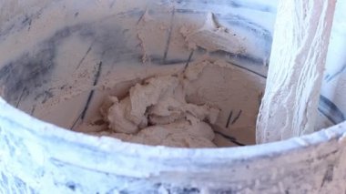 çalışan aracı sıva karışımı konteyner içine kaldırır