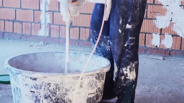 Trabajar con el mezclador de mano preparando la mezcla de yeso — Vídeos de Stock