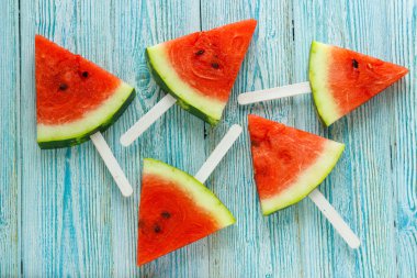 taze dilim karpuz ahşap arka plan