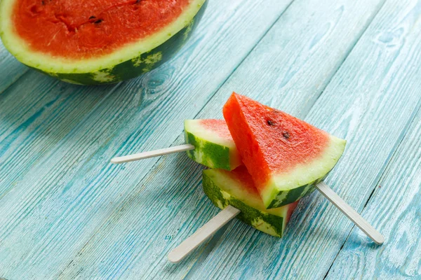 Färska skivor av mogen vattenmelon på trä bakgrund — Stockfoto