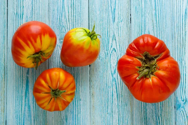 Tomates crus maduros em fundo de madeira — Fotografia de Stock
