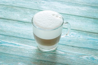 Latte ahşap arka plan şeffaf cam