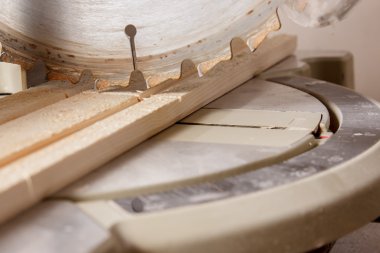 bir ahşap tahta kesme testereler